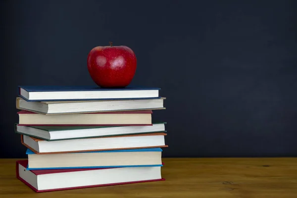 Manzana Roja Descansando Libro Con Pizarra Como Fondo —  Fotos de Stock