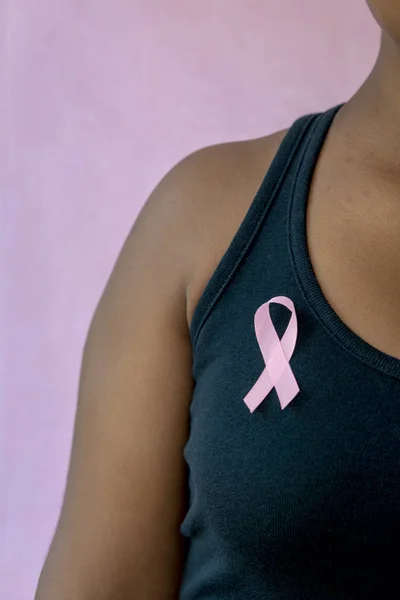 Giovane Donna Afroamericana Con Nastro Rosa Isolato Rosa Concetto Cancro — Foto Stock