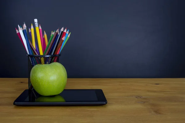 Tillbaka Till Skolan Bakgrund Med Tablett Pennor Och Green Apple — Stockfoto