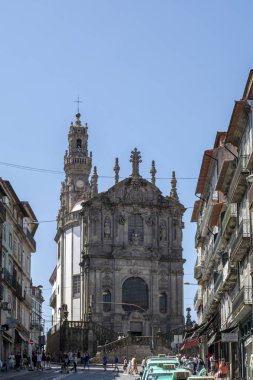 Porto, Portekiz; Ağustos, 2018: Görünüm Clerigos kilise ve Clerigos Tower, Porto ana mimari yerler
