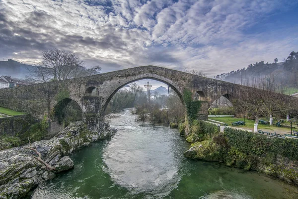 Gamla Romerska Stenbron Cangas Onís Provinsen Asturien Spanien Molnig Dag — Stockfoto