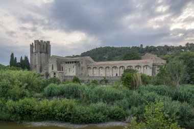 Abbey St Mary Lagrasse (abbaye Sainte-Marie), Fransa, görünümlerini.