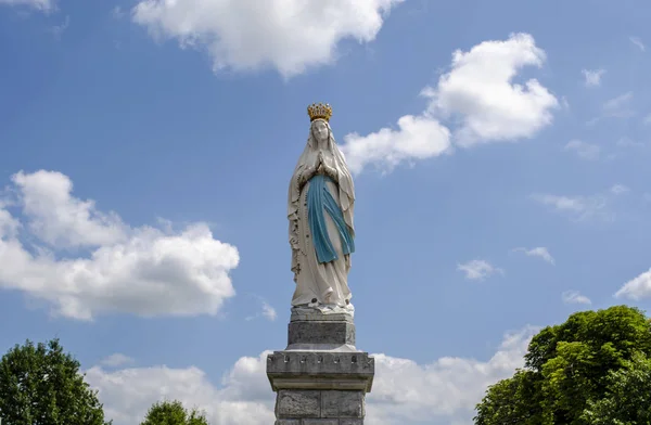 Lourdes, Fransa; Ağustos 2013: Meryem Immaculate Conception heykeli. Lourdes, Fransa, büyük yer Katolik hac.
