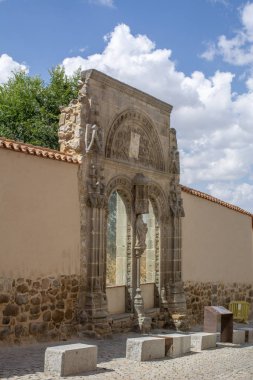 Avila, İspanya; Eylül, 2018: Ana cephe Nunez Vela Sarayı da bugün işlevi ile il Adliye Binası kullanıldığı.