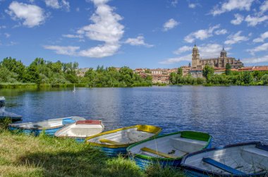Sandalları Tormes River, Salamanca Cathedral Salamanc önünde Dock