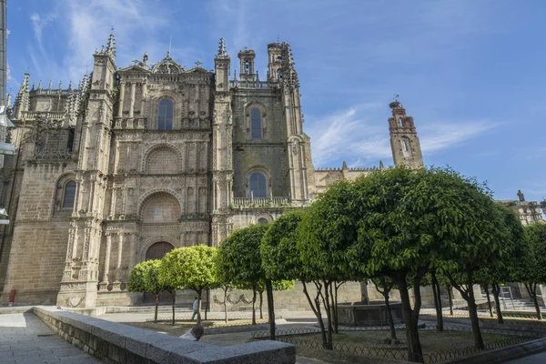 Plasencia Cáceres Hiszpania Nowa Katedra Plasencia Widok Drzewa Pomarańczowego Ogrodu — Zdjęcie stockowe