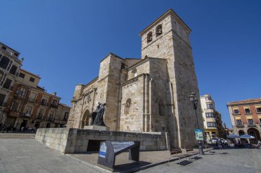 Zamora, İspanya; Eylül 2018: Kilise San Juan Bautista ve San Juan de yeni kapısı olan bir Romanesk kilise Zamora, İspanya'da bulunan.
