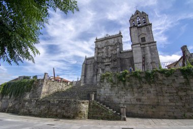 Pontevedra, Galiçya, İspanya; Eylül 2018: Kabartmalı Saint Mary Bigger, bazilika ve Pontevedra şehir içinde plateresque tarz kilise cephe