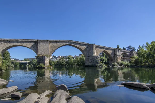 Nehri Roma köprüsü olarak Mino Ourense şehir geçer.