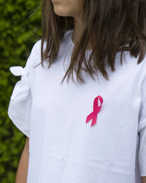 Donna Con Nastro Rosa Sostenere Causa Del Cancro Seno — Foto Stock