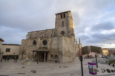 Burgos, İspanya; Ocak 2017: San Esteban kiliseye Burgos şehrin tarihi merkezinde