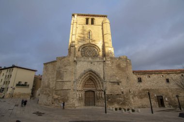 Burgos, İspanya; Ocak 2017: Burgos şehrin tarihi merkezinde San Esteban Kilisesi'nin cephe