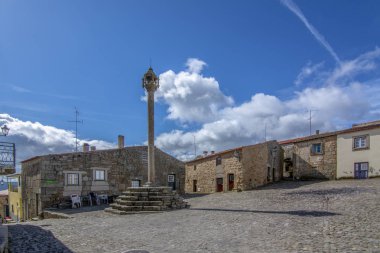 Merkezi kare, tarihi köy Castelo Mendo, Portekiz, bir kilise ve boyunduruk görünümünü