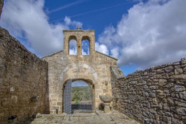 XIII. yüzyıl Romanesk tarzı kilise kalıntıları, Igreja de Santa Maria do Castelo tarihsel köyü Castelo Mendo Portekiz
