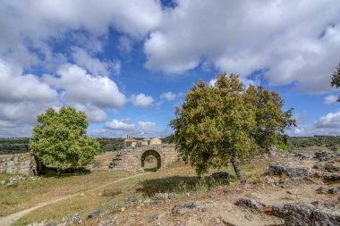 XIII. yüzyıl Romanesk tarzı kilise kalıntıları, Igreja de Santa Maria do Castelo tarihsel köyü Castelo Mendo Portekiz