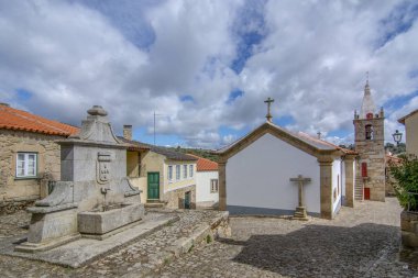 Görünümü, tarihi köy, Castelo Mendo, Portekiz, evleri ve bir kilise ile; Portekiz seyahat için kavram