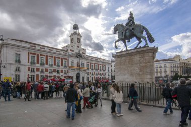 Madrid, İspanya, Kasım 2018: Puerta del Sol, Madrid Casa de Correos sol ve sağ Carlos III atlı heykeli ile