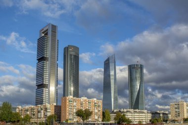 Madrid, İspanya, Kasım 2018: Finans bölgesine dört gökdelen kulede Madrid Cuatro Torres iş alanı