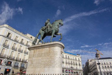 Madrid, İspanya, Kasım 2018: Carlos III Puerta del Sol, heykeli