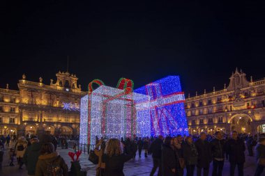 Salamanca, İspanya; Aralık 2017: iki dev hediye kutuları Salamanca ana kare dekorasyon ışıklar ile