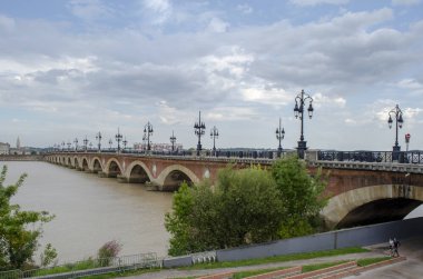 Bordeaux, Aquitaine, Fransa; Eylül 2014: Pont de pierre, Bordeaux güzel yaz günü, Fransa eski taşlı Bridge'de Panoraması