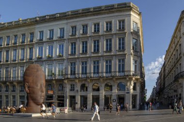 Bordeaux, Aquitaine, Fransa; Eylül 2014: Sanna heykel Jaume Plensa çapa tarafından ile Bordeaux şehir merkezinde de la Comedie veya Komedi kare yerleştirmek