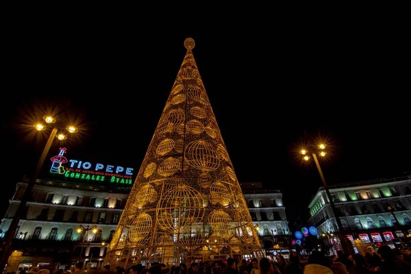 Madrid Spanien Dezember 2015 Weihnachtsbaum Mit Leuchtenden Lichtern Und Weihnachtsdekoration — Stockfoto