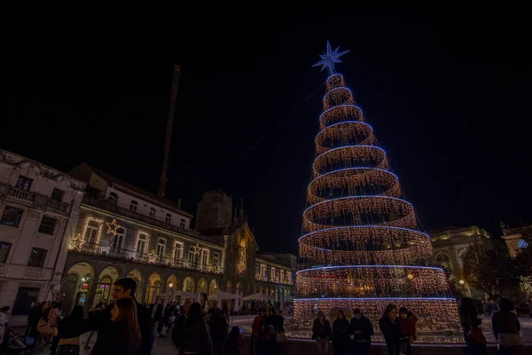 Weihnachtsdekoration auf dem Platz von Braga, Portugal — Stockfoto