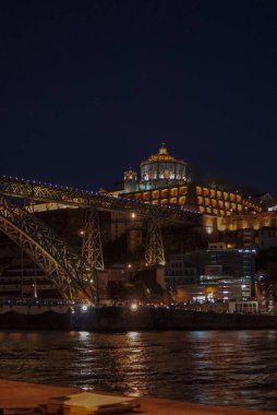 Porto, Portekiz; Aralık 2014: Dom Luis ben Douro Nehri üzerinde köprü ve Serra do Pilar monastery geceleri aydınlatılan.