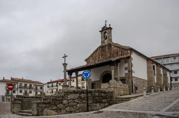 Ermida da aldeia montanhosa Medieval de Candelario em Salamanca — Fotografia de Stock