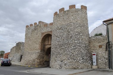 Olmedo, Valladolid, İspanya; Kasım, 2014: Olmedo Valladolid eyaletinin antik duvarında villa kapısı