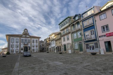 Chaves, Portekiz; Aralık 2015: Chaves, Portekiz merkezi kare renkli evlerde