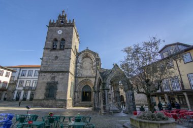 Guimaraes, Portekiz; Aralık 2015: Largo Oliveira güzel anıt Padrao olarak yapmak her zaman Guimaraes turistlerin uğrak Salado