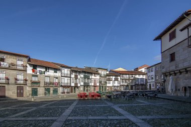 Guimaraes, Portekiz; Aralık 2015: Santiago Sao Tiago veya Sao Siago, Guimarae tarihi merkezi olarak da bilinir, meydanda ortaçağ binaları