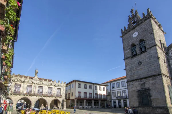 ポルトガル ギマランイス 2015 ラルゴは美しい記念碑 Padrao としてオリベイラは Guimarae の観光客が頻繁に常にサラド — ストック写真