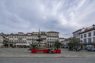 Ponte de Lima, Portekiz; Aralık 2015: Kare Ponte de Lima ışığında. Cephe, Portekiz eski ve tarihi evlerin üstünde pencere eşiği