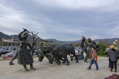 Ponte de Lima, Portekiz; Aralık 2015: Minho bölgesi alanlarda zor iş simgeleyen bronz heykeller.