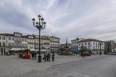 Ponte de Lima, Portekiz; Aralık 2015: Kare Ponte de Lima ışığında. Cephe, Portekiz eski ve tarihi evlerin üstünde pencere eşiği