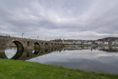 Ponte de Lima, Portekiz; Aralık 2015: Ponte de Lima ortaçağ mimarisi ve çevresi, Rio Lima tarafından banyo ile karakterizedir.