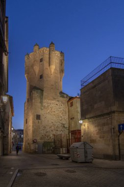Salamanca, İspanya; Aralık 2016: gece karanlığında ışıklı Clavero kule