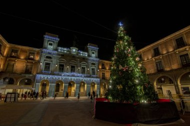 Avila, İspanya; Aralık 2016: Avila, İspanya bir kasaba meydanında parlayan ışıklar Noel ağacı