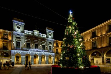 Avila, İspanya; Aralık 2016: Avila, İspanya bir kasaba meydanında parlayan ışıklar Noel ağacı 