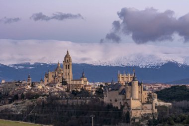 Segovia Alcazar ve bulutlu gün katedralde. İspanya