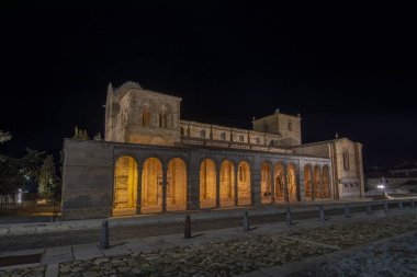 Avila eski kasaba geceleri onun ekstra-duvarlar kiliseler ile San Vicente Bazilikası.