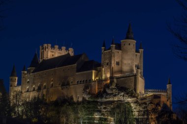 Ünlü İspanyol castle, Segovia Alcazar gece görünümü