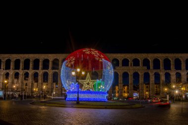 Segovia, İspanya; Aralık 2016: Noel ışıkları ve süslemeleri süslüyor Segovia kemer Meydanı 