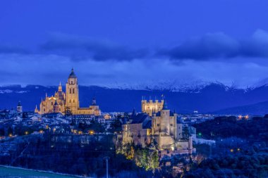 Katedral ve ünlü İspanyol castle, Segovia Alcazar gece görünümü