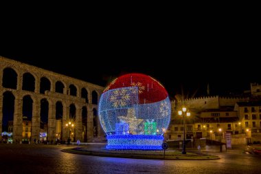 Segovia, İspanya; Aralık 2016: Noel ışıkları ve süslemeleri süslüyor Segovia kemer Meydanı 
