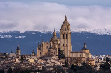 Segovia Katedrali ve Ortaçağ duvarları üzerinden İspanya görüntülemek