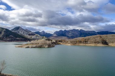 Dağlar, su deposu ve bataklık Riano içinde il Len, İspanya  